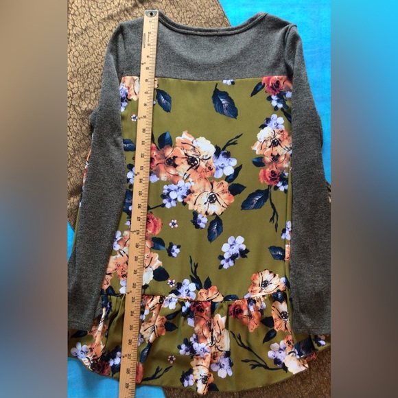 Sweater/poly multilevel top. - Picture 4 of 9